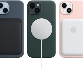 iPhone 14 keskiyönsinisessä, metsänvihreässä ja kalkkiroosan värisessä MagSafe-kuoressa sekä lisävarusteita, kuten MagSafe-lompakko, ‑laturi ja ‑lisäakku.
