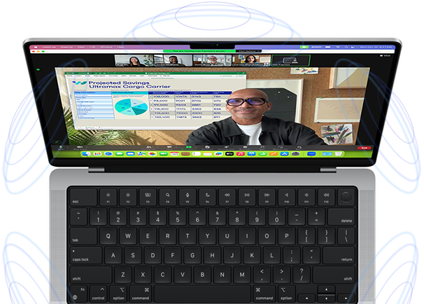 MacBook Pro, jonka ympärille piirretyt siniset ympyrät viittaavat tilaäänen tuottamaan 3D-vaikutelmaan. Laitteen näytöllä puhuja käyttää Esittäjän peittokuva ‑ominaisuutta Zoomissa ja näkyy esittämänsä sisällön edessä