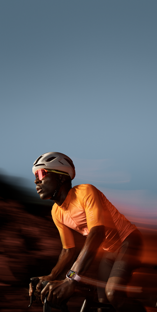 Kuva pyöräilevästä henkilöstä, jonka ranteessa on Apple Watch Series 9.