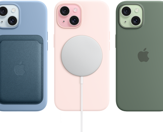 Kuvassa iPhone 15:stä näkyy iPhone 15 MagSafe-silikonikuorella, FineWoven-lompakko MagSafella, MagSafe-laturi, MagSafe-lisäakku.