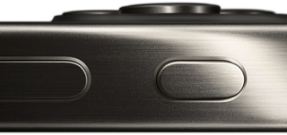 Sivunäkymä iPhone 15 Pro Maxista, jossa on titaanikuori, näkyvillä äänenvoimakkuuspainike ja toimintopainike