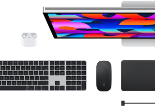 Macin lisävarusteet ylhäältä: Studio Display, AirPodit, Magic Keyboard, Magic Mouse ja Magic Trackpad