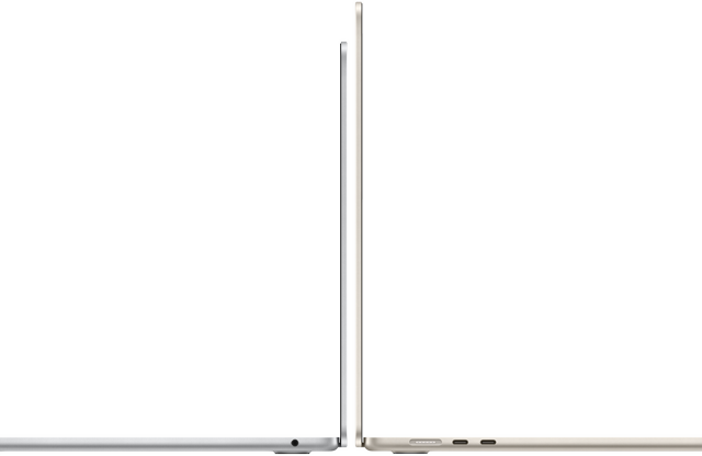 13 ja 15 tuuman hopeanväriset ja tähtivalkeat MacBook Air ‑mallit sivulta, avoinna ja selkämykset vastakkain